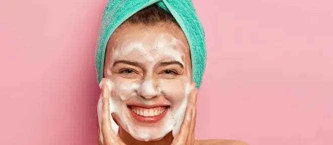 A dermatologist recommending a gentle face wash for dry skin, showcasing hydration and skin care tips.